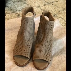 Gianni Bini Perforated Leather Side Zip Bootie 8m